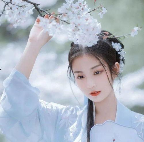 汉服吃瓜姿势视频,古韵时尚演绎