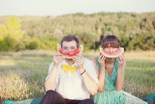 吃瓜情侣照片背景,揭秘吃瓜情侣的浪漫背景故事