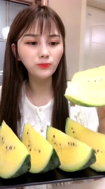 吃瓜小姐姐图片,吃瓜小姐姐的潮流风采